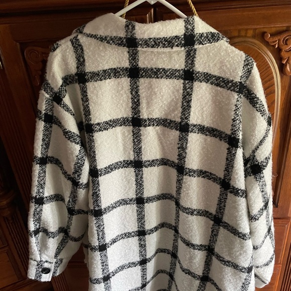 Ladies Shacket - Picture 2 of 4